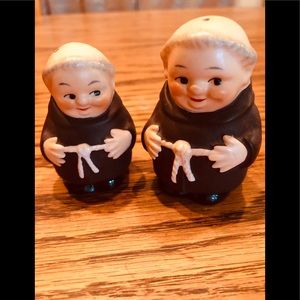 ❤️SALE:VINTAGE PORCELAIN EUROPEAN SALT/PEPPER SET